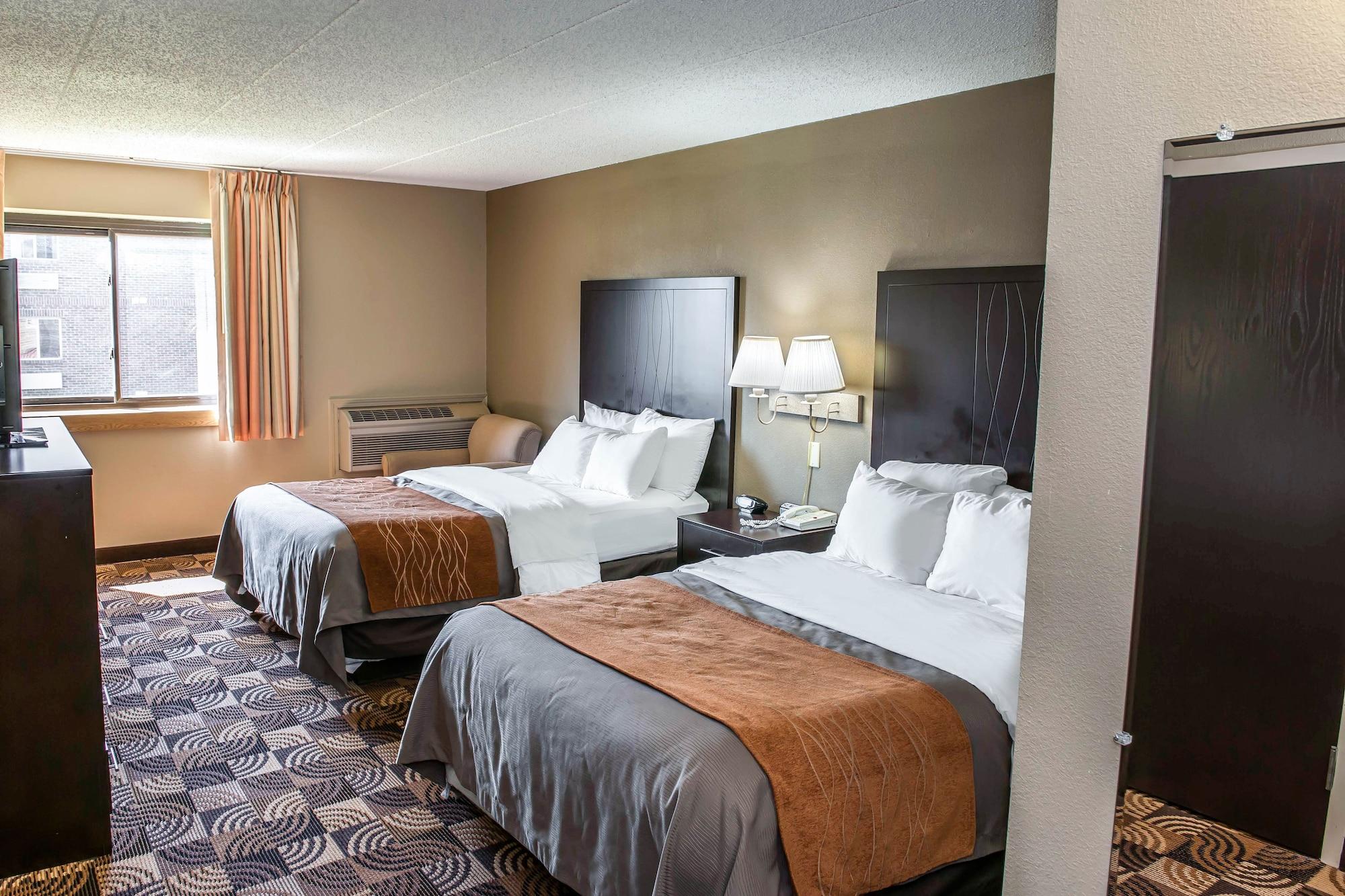 Comfort Inn & Suites North At The Pyramids Indianapolis Exterior photo