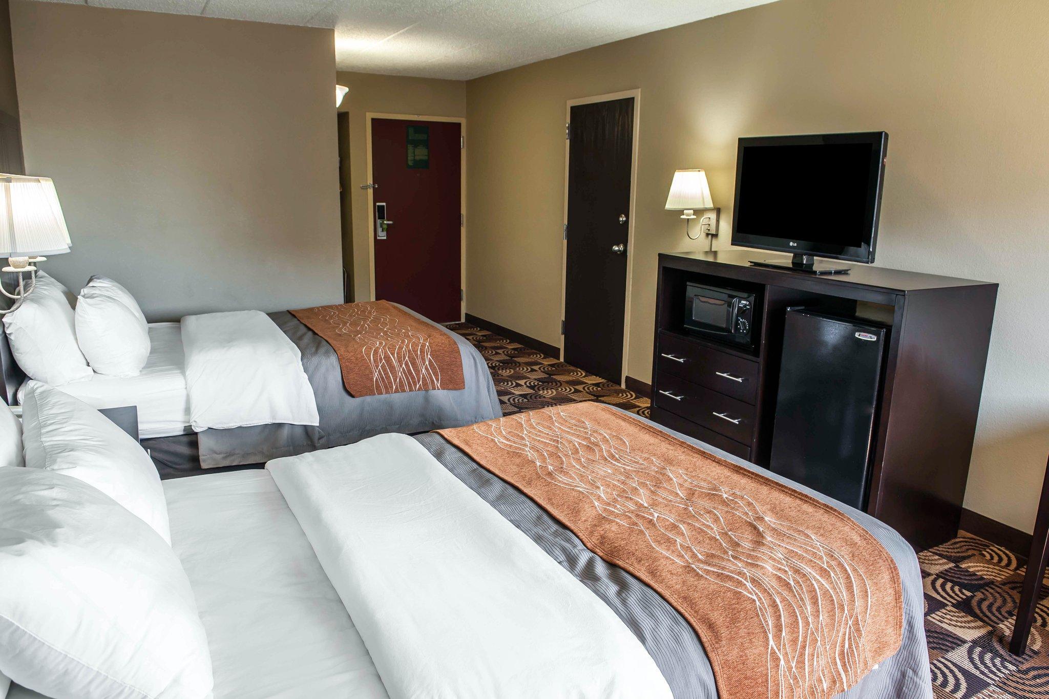 Comfort Inn & Suites North At The Pyramids Indianapolis Exterior photo