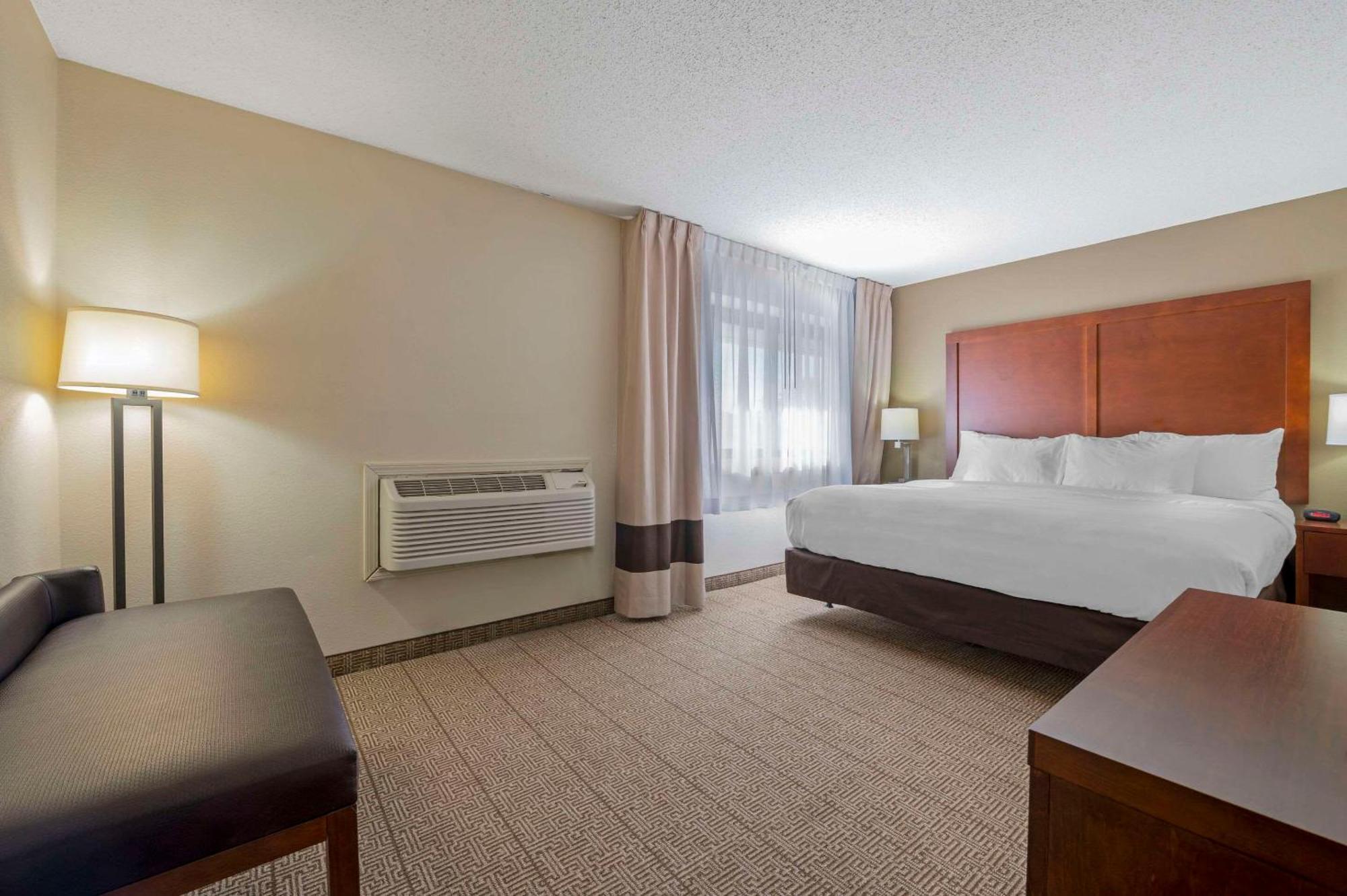Comfort Inn & Suites North At The Pyramids Indianapolis Exterior photo