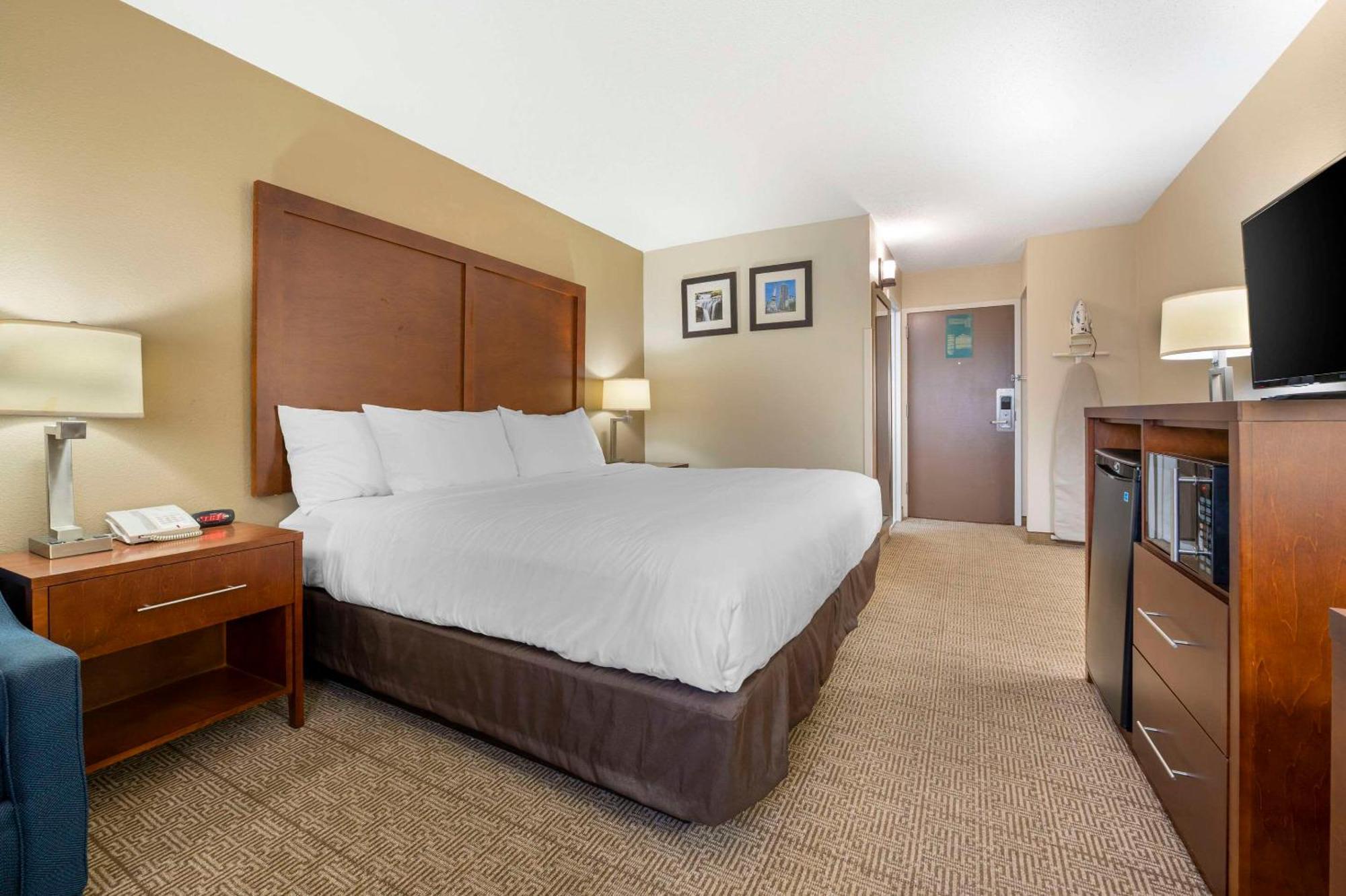 Comfort Inn & Suites North At The Pyramids Indianapolis Exterior photo