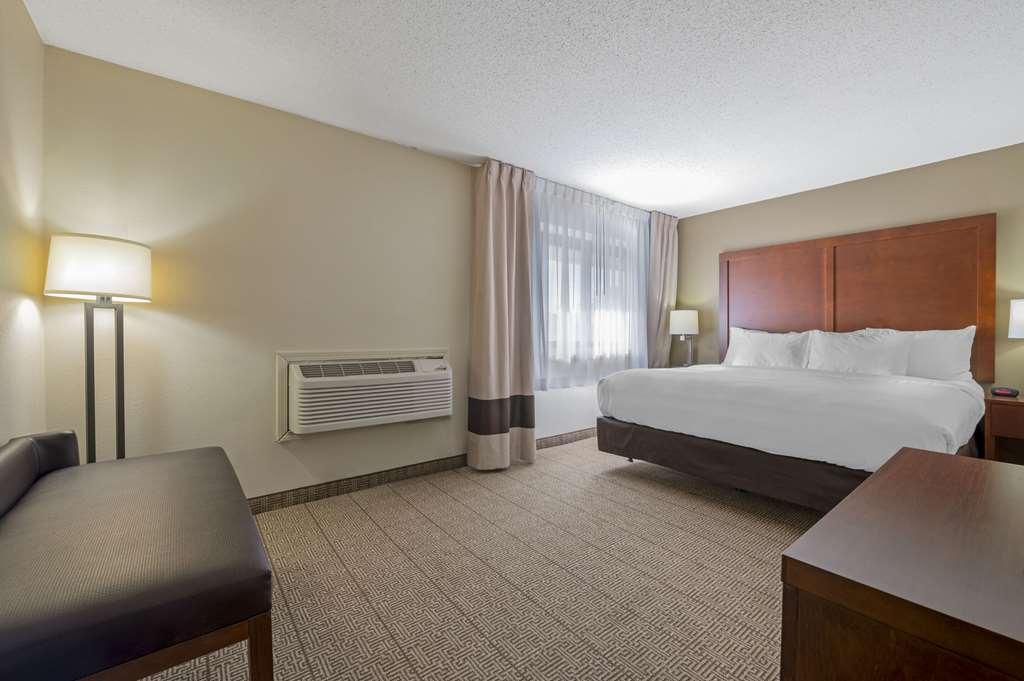 Comfort Inn & Suites North At The Pyramids Indianapolis Room photo